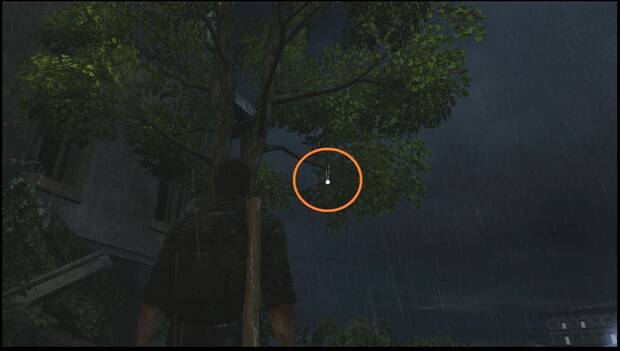 The Last of Us - Colgantes de luciérnagas: ubicación del Colgante de luciérnagas en la zona de los árboles al fondo del patio del rascacielos