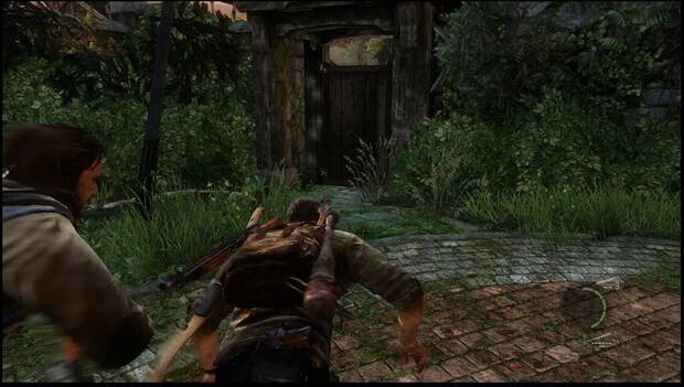 The Last of Us - Capítulo 3 Ciudad de Bill: puerta de madera en la zona del cementerio de la iglesia por la que se llega a las calles que llevan al colegio