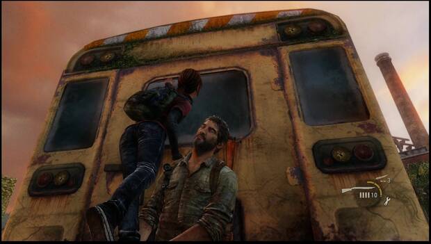 The Last of Us - Capítulo 3 Ciudad de Bill: Joel ayuda a Ellie a subirse a un autobús averiado para que ella pueda tirarle una escalera de mano
