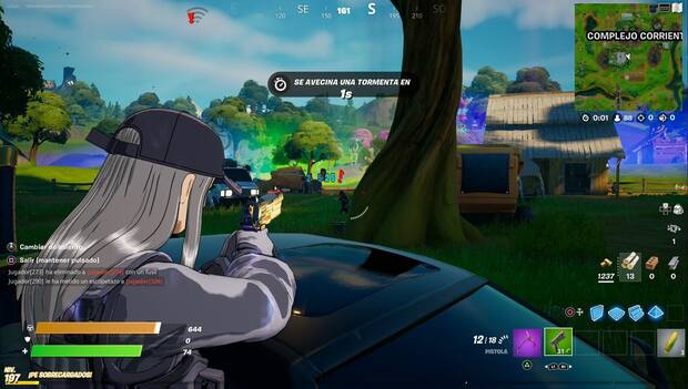 Fortnite Battle Royale - Inflige daño a oponentes desde vehículos: personaje disparando desde un coche