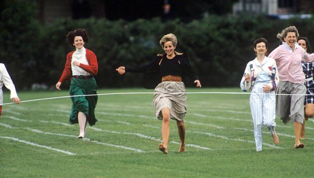Diana de Gales descalza en la carrera de madres de Wetherby School