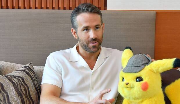 Ryan Reynolds con un mueco de Detective Pikachu.
