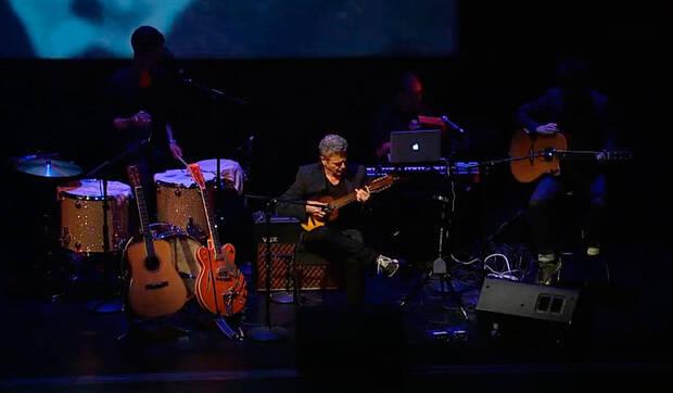 Gustavo Santaolalla toc� el tema principal del juego en directo