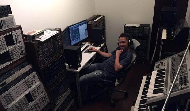 El señor Masuda en el estudio, rodeado de su extensa colección de sintetizadores.