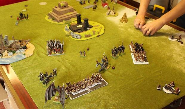 Para jugar a Warhammer no necesitamos mucho: un puñado de miniaturas, una mesa y un amigo que quiera pasar con nosotros una tarde rodeado de dados, reglas y discusiones sobre centímetros y pulgadas.