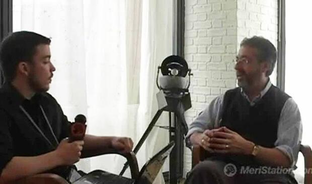 González entrevistando a Warren Spector por el lanzamiento de 'Epic Mickey'.