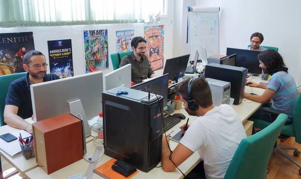 El equipo principal de 'Do Not Feed the Monkeys' al completo en 2017 De izquierda a derecha: Luis, Rafael Blanco (artista principal), Alberto, Denis Asensio (diseñador de juego) y Mario.