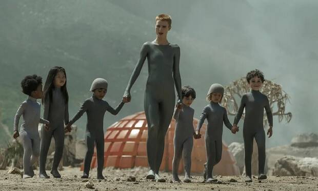 Fotograma de la serie Raised by wolves con el androide Madre llevando a los niños
