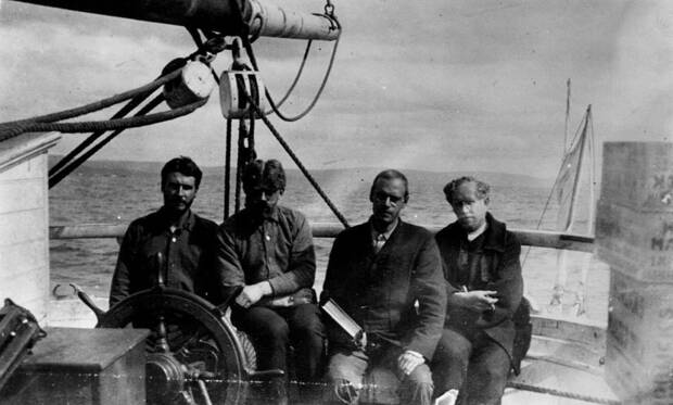 Ejnar Mikkelsen y su tripulación