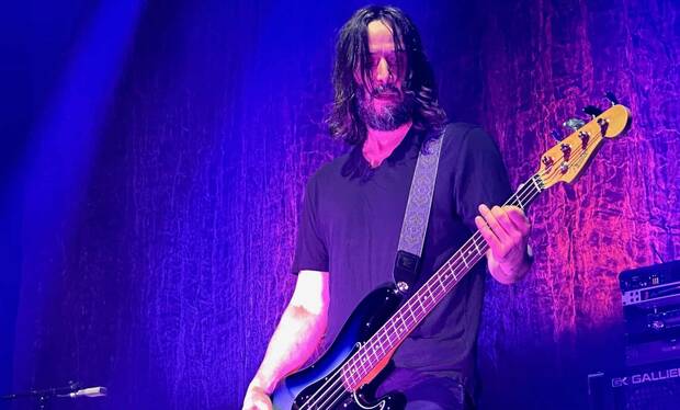 Keanu Reeves tocando el bajo en un concierto
