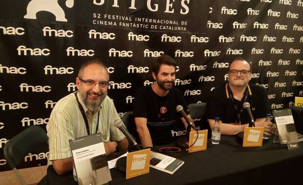 Presentación de 'Cine Ludens' en Sitges. De izquierda a derecha el presentador, Jordi Ojeda, Víctor Navarro y el coordinador de la colección, Jordi Sánchez Navarro.