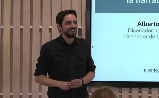 Alberto Oliván impartiendo una charla sobre diseño narrativo en 2019.