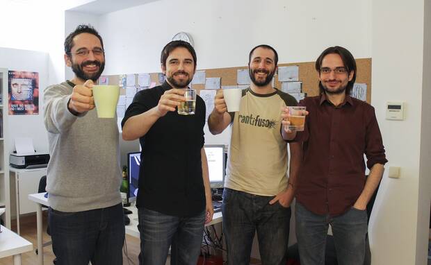 El equipo principal de 'Dead Synchronicity' al completo, celebrando el final de la campaña de Kickstarter (2014). De izquierda a derecha: Luis, Alberto, Martín M. Barbudo (artista principal) y Mario.