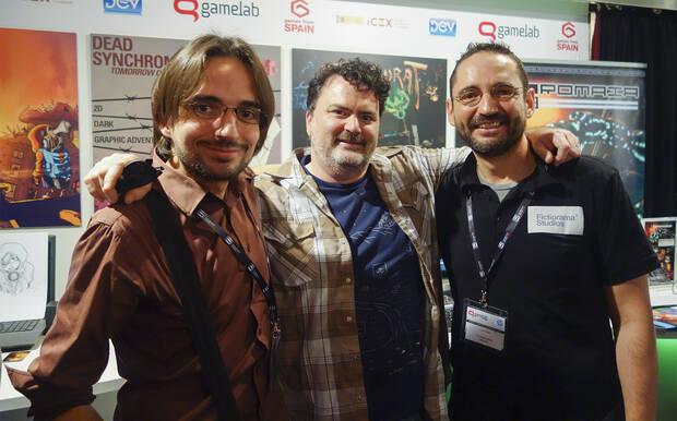 De izquierda a derecha: Mario Oliván, Tim Schafer (Double Fine) y Luis Oliván en GameLab 2014.