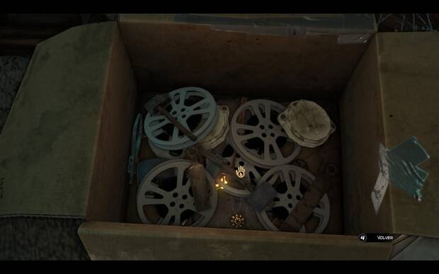 En varias ocasiones deberás encontrar un ítem rebuscando en una caja o en un cajón, y se hace tomando uno a uno los objetos que hay y apartándolo hasta encontrar lo que necesitas.