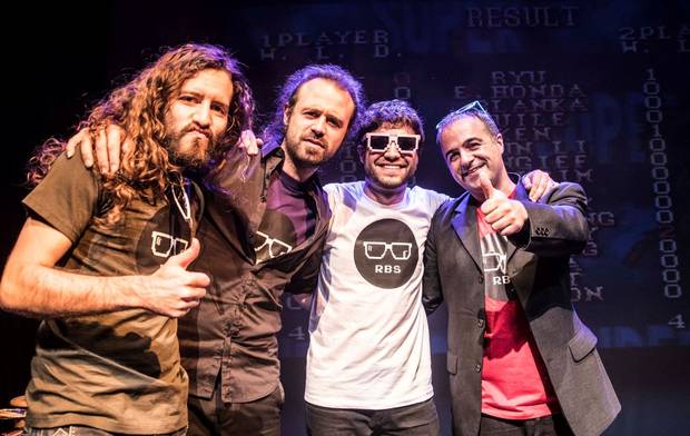 De izq. a der.: Matt O’Haira (guitarra), Miguel Hiroshi (batería), Gabriel Peso (teclados), Tomás Merlo (bajo).