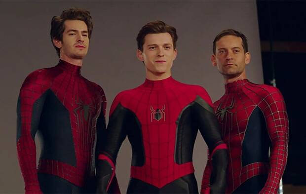 Andrew Garfield, Tom Holland y Tobey Maguire caracterizados como sus respectivos Spider-Man en Spider-Man: No Way Home