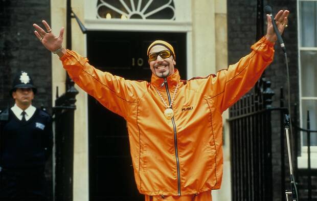 Sacha Baron Cohen caracterizado como el personaje de Ali G frente a Downing Street