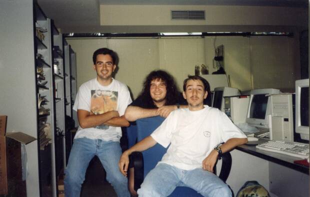 Parte del equipo de PC Fútbol en 1995. De izquierda a derecha: Grihan (hoy, en Quixel), Emilio Serrano y Sergio García Abad (hoy tienen él y su mujer The Frank Barton Company, informa Serrano).