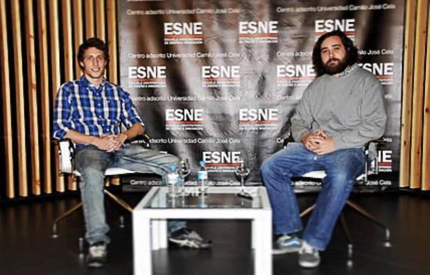 David Vortrefflich (izquierda) y Jacob Jazz (derecha) en la ceremonia tras la publicación de Hotel Wendigo para Android.