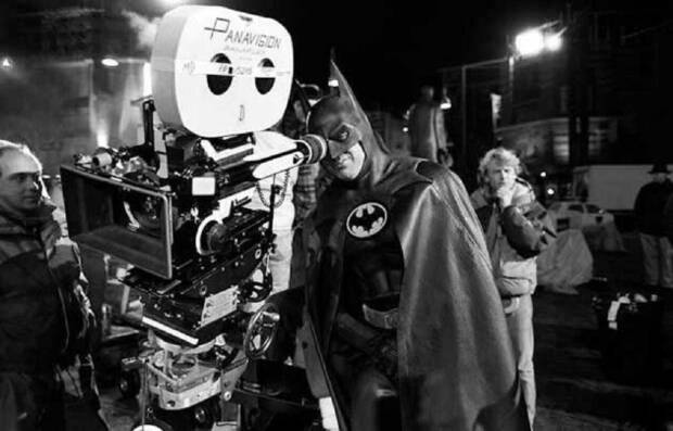 Im�gene del rodaje de Batman (1989) de Tim Burton, con Michael Keaton mirando por una de las c�maras de grabaci�n
