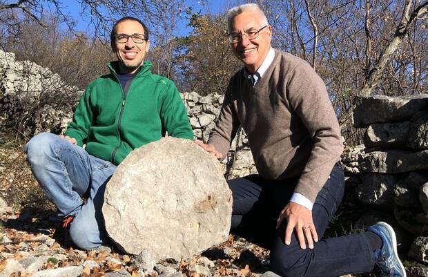 Federico Bernardini y Paolo Molaro en una imagen con el descubrimiento hecho (Media Inaf)