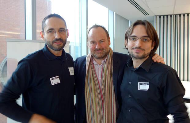 De izquierda a derecha: Luis Oliván, Charles Cecil (Revolution Games) y Mario Oliván en AdventureX 2013, en Londres.