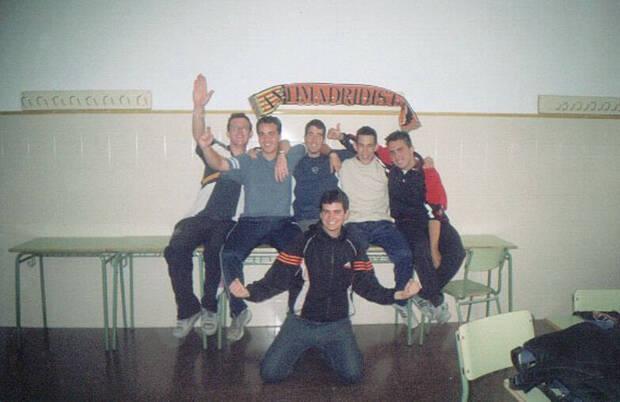 García con un grupo de compañeros de Instituto.