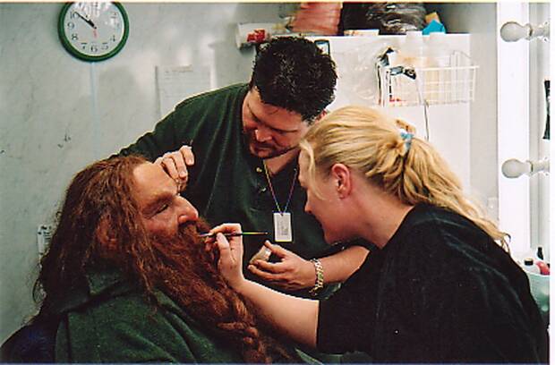Gimli maquillndose en 'El Seor de los Anillos'