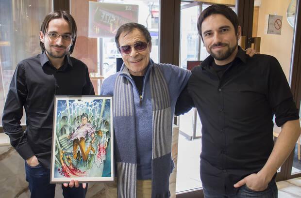 Recogiendo en 2014 la portada alternativa de 'Dead Synchronicity' diseñada por Alfonso Azpiri. De izquierda a derecha: Mario, Alfonso Azpiri y Alberto.