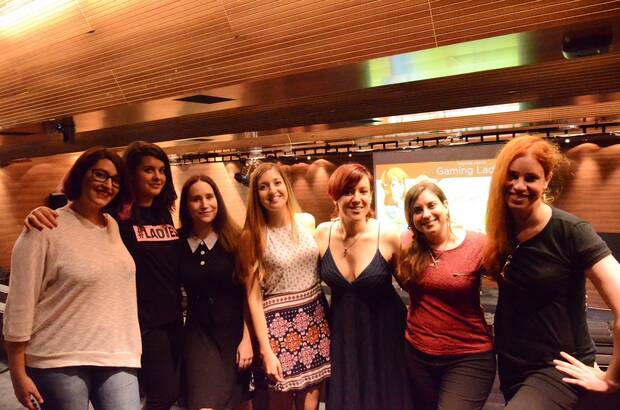 Tur junto a otras organizadoras y participantes del evento Gamming Ladies, en Barcelona.