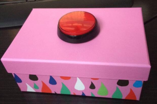 La caja que se usó de pulsador para Cannon Land en Gamelab.