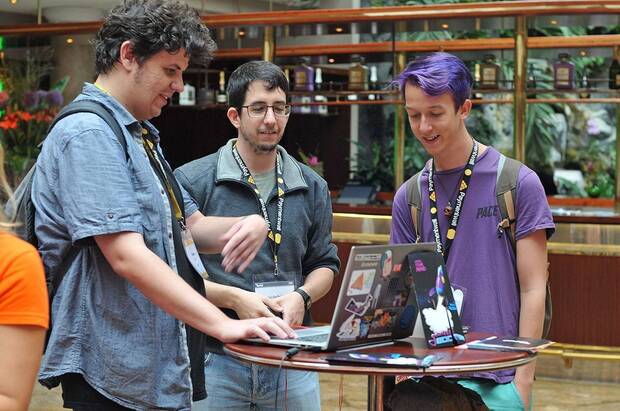 Ludipe enseñando su juego en la Devgamm 2015.