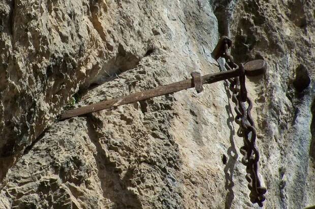 Armas de videojuegos inspiradas en leyendas y mitologa: supuesta espada de Roldn en la pared de Rocamadour