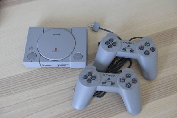 Al incluir dos mandos podemos disfrutar de muchos videojuegos en compañía.