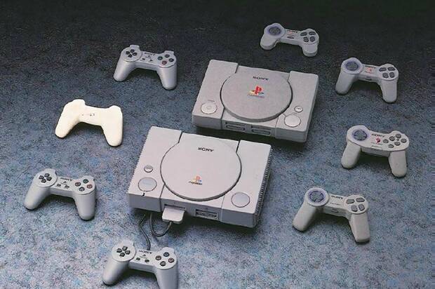 La PlayStation final y su mando, rodeados de prototipos. Especial atención al botón de Reset, originalmente en el otro lado de la consola.