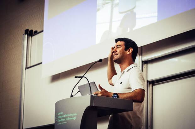 Labena dando una charla en la Universidad de Tecnología de Varsovia (Polonia)