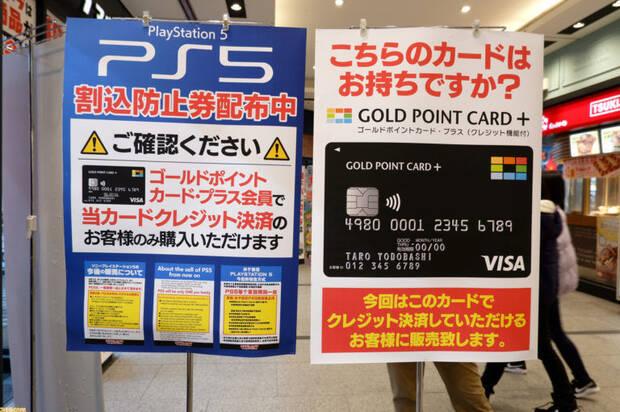 Carteles en Yodobashi Camera avisando de las nuevas normas para comprar PS5.