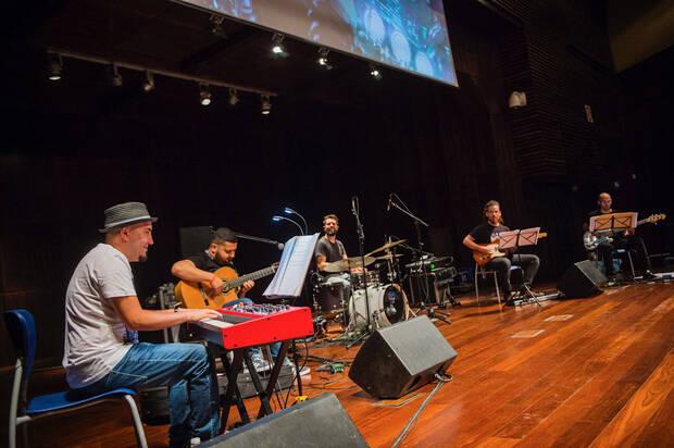 Enoc Benítez y un grupo de músicos en Gamepolis. (Foto Hara Amorós).