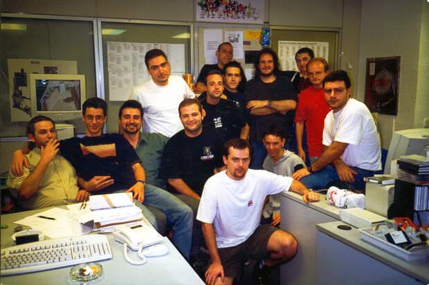 El equipo de Praetorians en Pyro Studios en 1999. Emilio Serrano aparece al fondo, con los brazos cruzados.