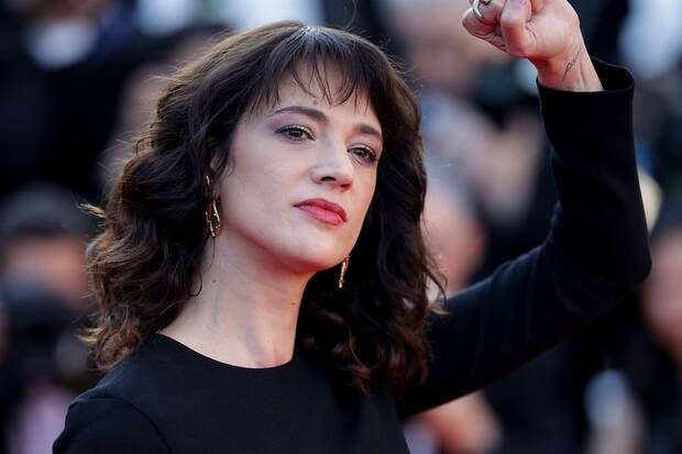 Asia Argento en una alfombra roja