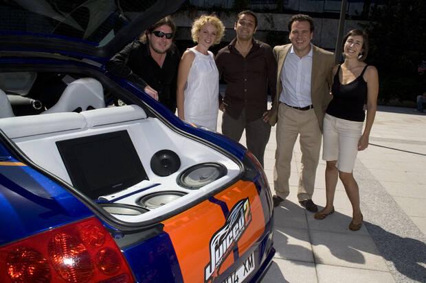 Calleja con el equipo de marketing de THQ (de izquierda a derecha: Javier Ma��, Ana Calleja, Jorge Nicol�s, Pablo Camacho e Irene V�zquez) y el coche de  tuneado para Juiced.