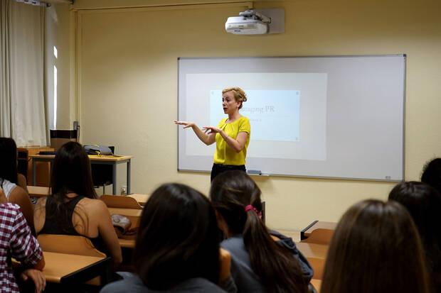 Calleja impartiendo clase en el m�ster de Comunicaci�n de Tracor