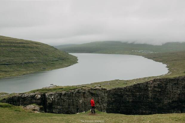 Senderismo en el lago S�rv�gsvatn