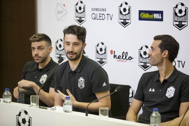 DJMariio, Toniemcee y el futbolista Álvaro Arbeloa, durante la presentación en 2018 de Mambo FC, un equipo compuesto por youtubers.