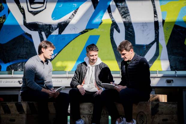 Fernando Morientes, Toniemcee e Iker Casillas en la grabación de un vídeo para EA.