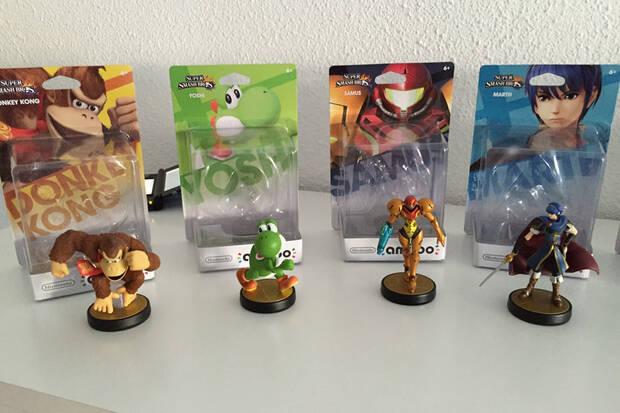 Las figuras vienen en cajas independientes del color que es mayoritario en el amiibo, con el número de salida de la colección.