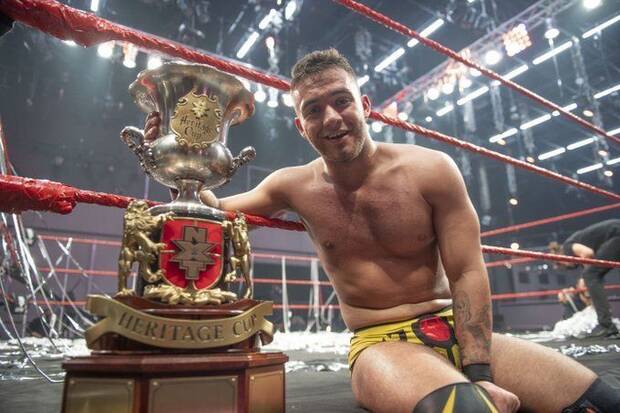 A-Kid con la copa Heritage de la WWE