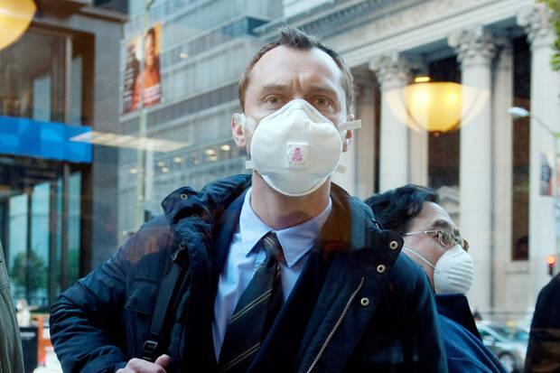 Jude Law llevando mascarilla en 'Contagio'