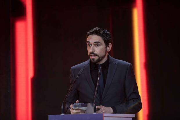 Alberto Oliván recogiendo el premio al mejor juego indie para 'Do Not Feed the Monkeys' en Fun & Serious Games Festival de Bilbao (2018).